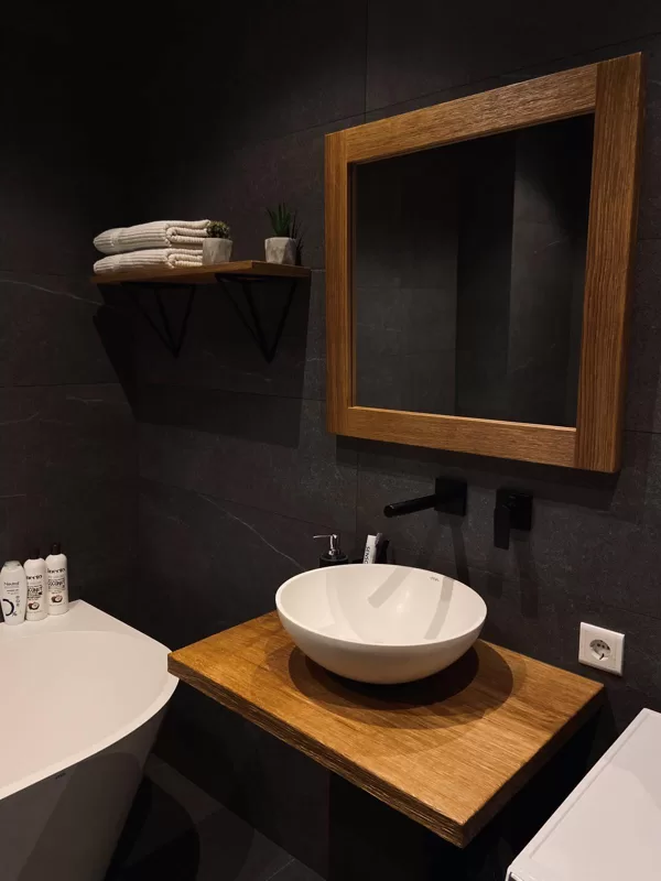 MIRROR AND SINK SHELF SURFACE
